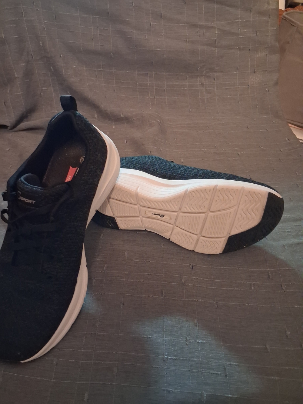 Lot of 4 Shoes (Nike 1Y, KEEN, Skechers 9.5, REEF) + Free Bonus Cable Lot.